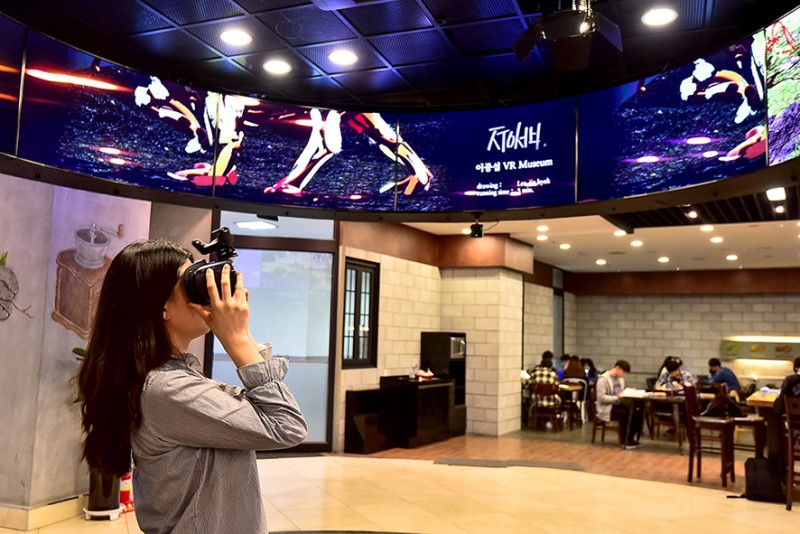 홍익대 VR 뮤지엄에서 만난 LG 올레드 플렉서블 사이니지