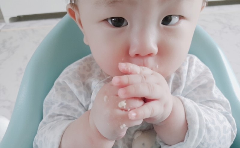 6개월 아기 간식 쌀과자 떡뻥 첫시식 :D
