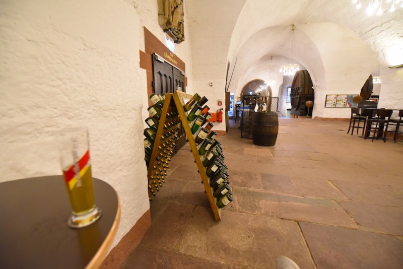 하이델베르크 성과 포도주 술통 주변에서 술마시기