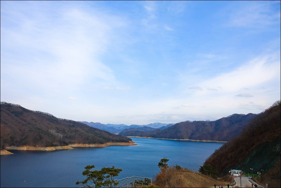  시리도록 푸른 호수가 매력적인 춘천 소양강댐