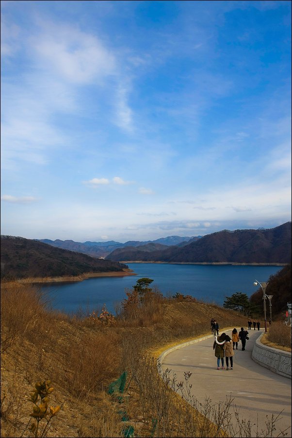  시리도록 푸른 호수가 매력적인 춘천 소양강댐