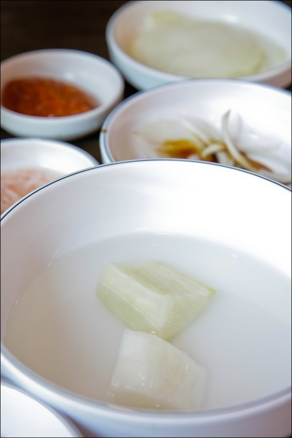  겨자소스의 쏙쏘는 맛이 일품인 남포동 냉채족발