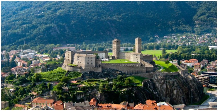 스위스 여행 추천 도시_스위스 남부 티치노 주의 벨린쪼나(벨린초나) / Ticino Bellinzona / 카스텔그란데(Castelgrande), 카스텔로 디 몬테벨로(Castello di Montebello), 성 카스텔로 디 사쏘 코르바로(Castello di Sasso Corbaro)