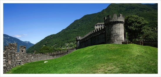 스위스 여행 추천 도시_스위스 남부 티치노 주의 벨린쪼나(벨린초나) / Ticino Bellinzona / 카스텔그란데(Castelgrande), 카스텔로 디 몬테벨로(Castello di Montebello), 성 카스텔로 디 사쏘 코르바로(Castello di Sasso Corbaro)