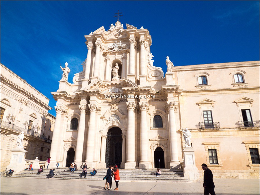 아름다운 광장을 지키고 있는 시라쿠사 두오모 Duomo di Siracusa