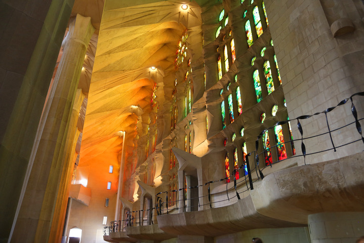 사그라다파밀리아(Sagrada Familia) 성가족성당의 내부와 서쪽 출입구 '수난의 문(Passion Façade)'