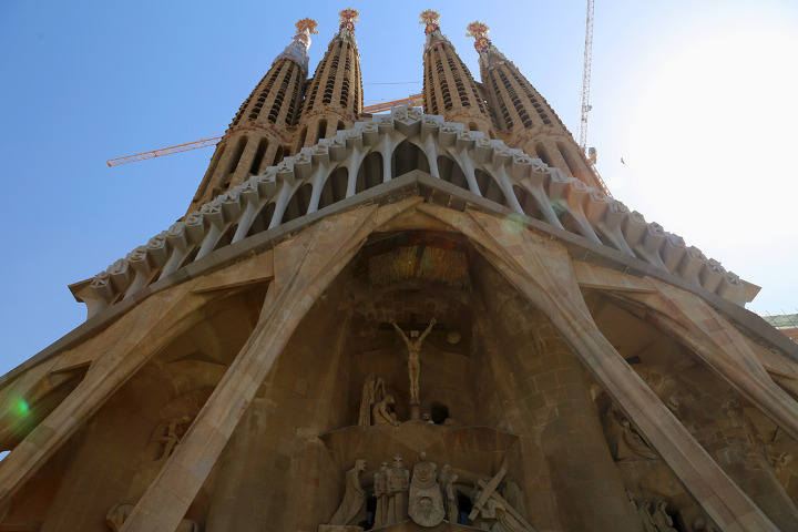 사그라다파밀리아(Sagrada Familia) 성가족성당의 내부와 서쪽 출입구 '수난의 문(Passion Façade)'
