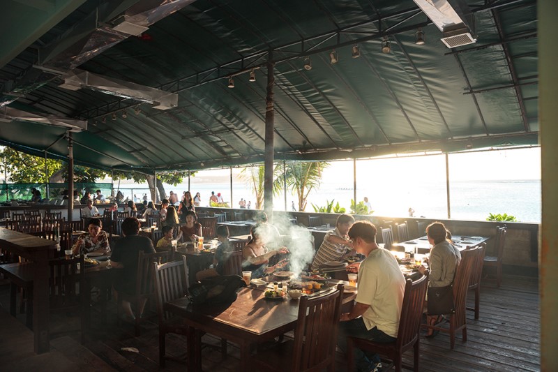 괌 맛집 투몬비치의 아름다운 석양을 바라보며 세일즈 BBQ 파티