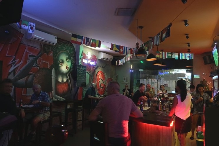 베트남 다낭 펍, 자유여행 중 즐기는 버티고 스포츠 바, 미케비치 맥주 집!