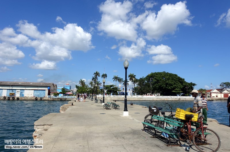 쿠바 여행, 시엔푸에고스 여행2 - 편안해지는 바다 & 거리 풍경, 홀로 간 레스토랑