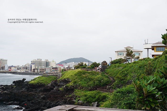 제주 용두암에서, 검은빛 용암으로 빛은 용머리 바위