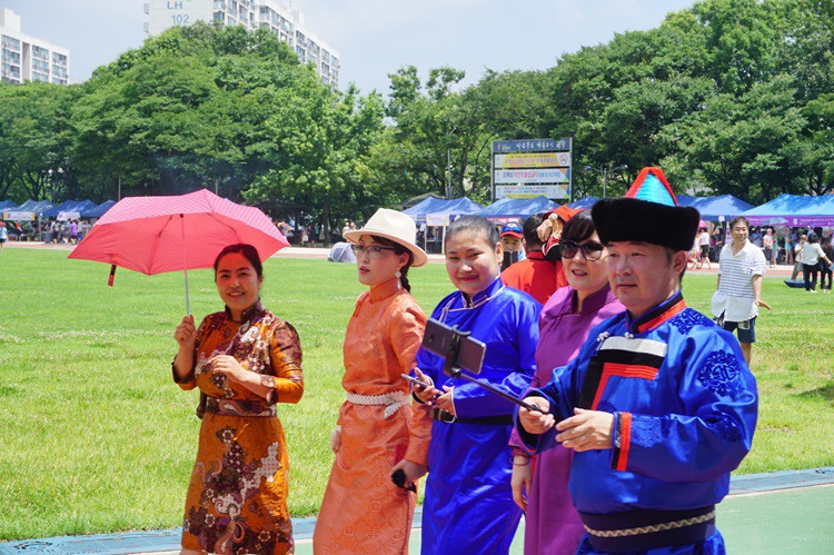  한국에서 본 몽골 나담축제(전통 옷)