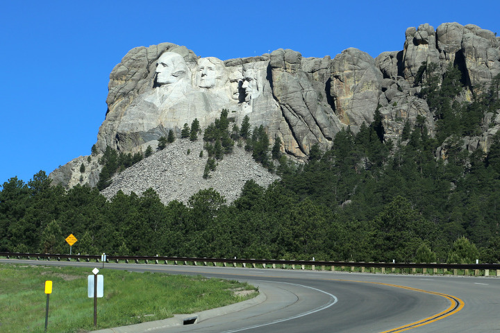미국을 상징하는 4명 대통령 얼굴을 바위산에 조각한 마운트러시모어(Mount Rushmore) 국가기념물