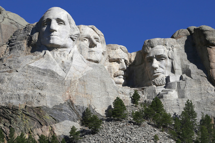 미국을 상징하는 4명 대통령 얼굴을 바위산에 조각한 마운트러시모어(Mount Rushmore) 국가기념물