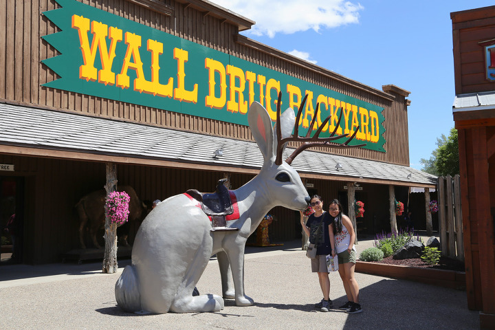 자칭 '세계 최대의 약국'인 사우스다코다(South Dakota)의 관광지, 월드럭스토어(Wall Drug Store)