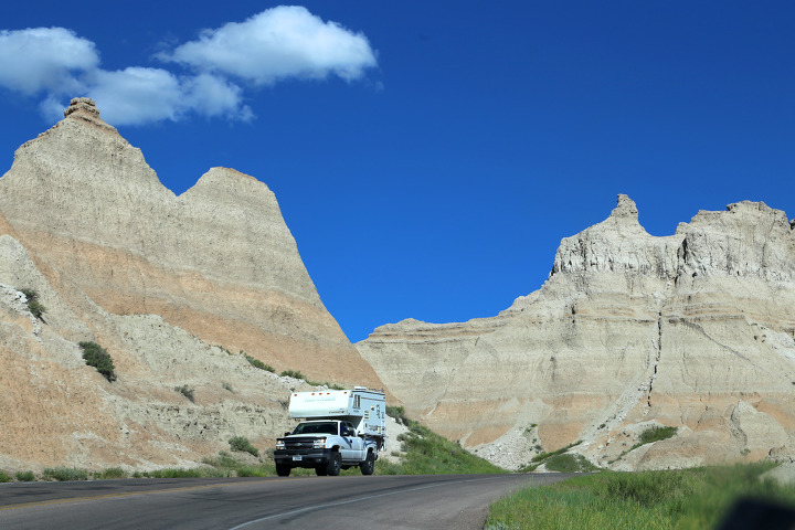 대평원의 초원이 침식되어 만들어진 황무지를 볼 수 있는 배드랜즈 루프로드(Badlands Loop Road)