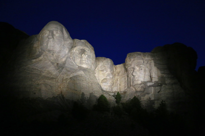 마운트러시모어(Mount Rushmore) 야간개장의 하이라이트인 라이팅세레모니(Lighting Ceremony)