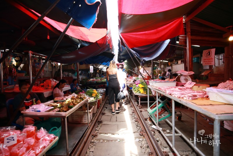 방콕 근교여행 매끌렁 위험한기찻길 암파와수상시장 마사지 보트타고 반딧불이 투어