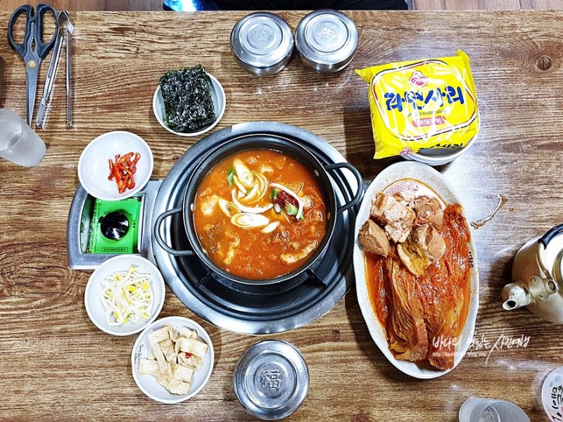 경성대 맛집, 완전 맛난 묵은지 김치찜 밥, 사리는 무한~