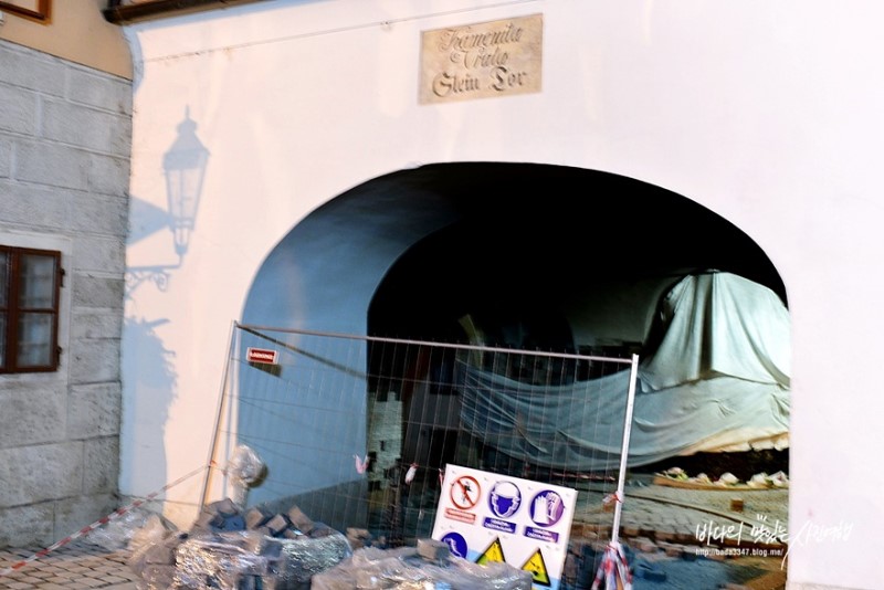 자그레브여행 엘라치치광장, 성지 돌의 문은 공사 중