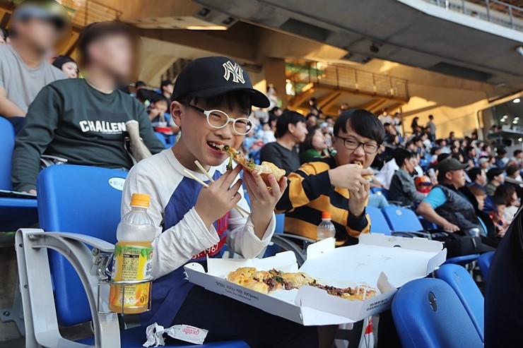 피자헛 피자신제품 들고 울산 대공원 가을나들이