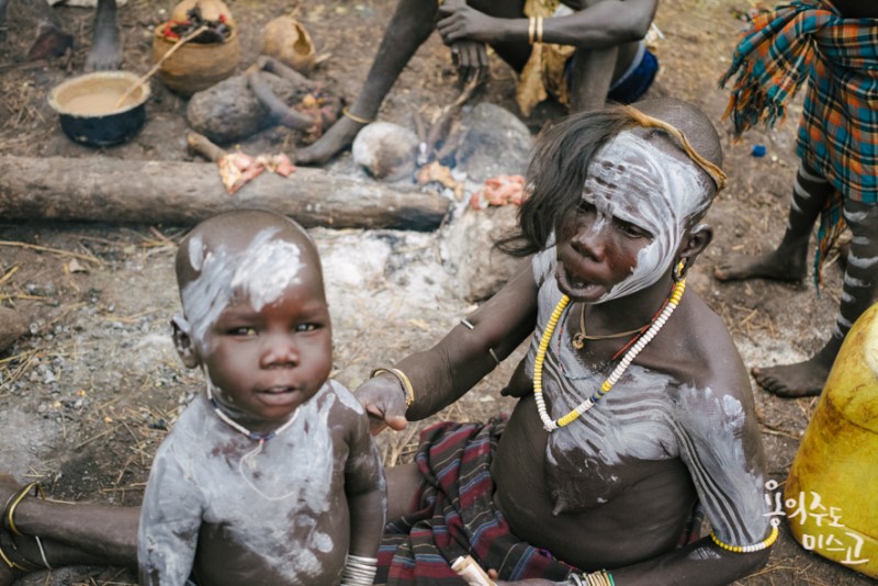 아프리카 원주민을 만나다! 입술에 접시를 끼우는 에티오피아 무르시 부족