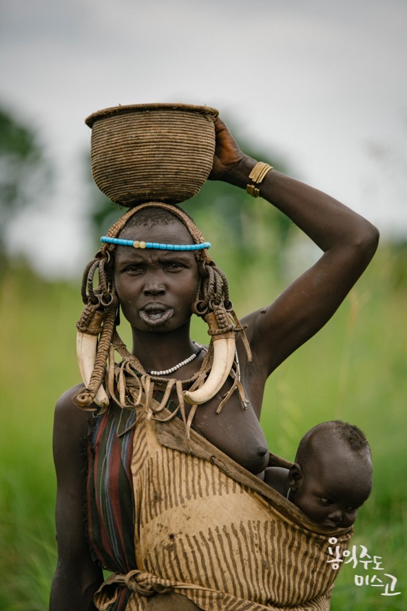 아프리카 원주민을 만나다! 입술에 접시를 끼우는 에티오피아 무르시 부족