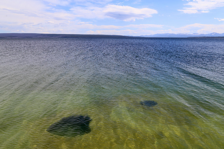 호숫가에 있는 웨스트썸 간헐천분지(West Thumb Geyser Basin) 구경 후 옐로스톤 국립공원과 작별