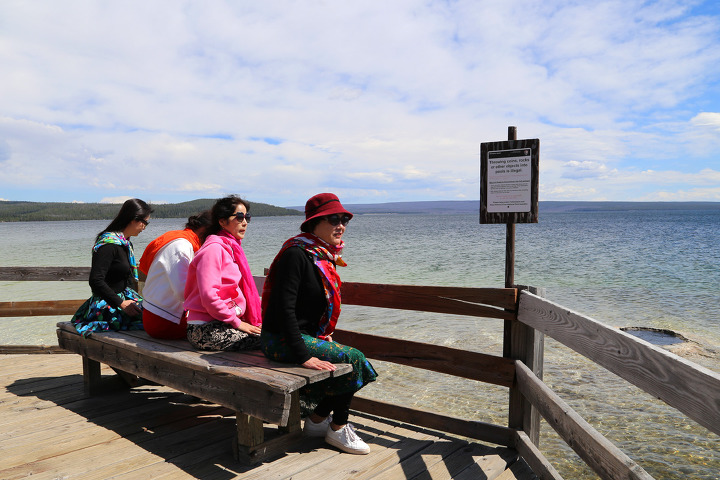 호숫가에 있는 웨스트썸 간헐천분지(West Thumb Geyser Basin) 구경 후 옐로스톤 국립공원과 작별