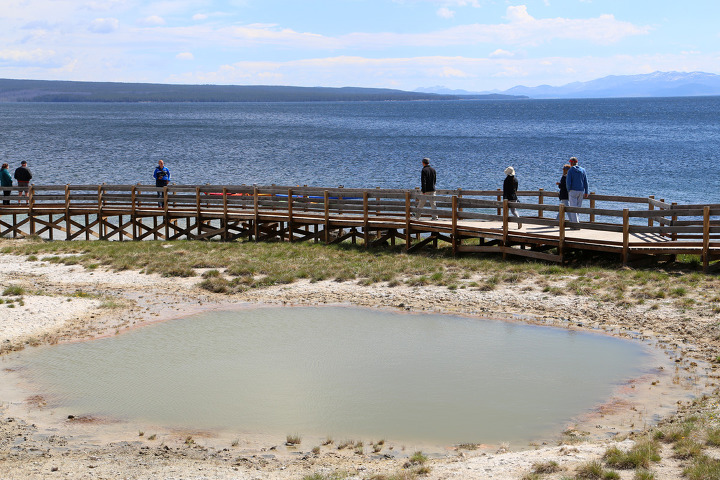 호숫가에 있는 웨스트썸 간헐천분지(West Thumb Geyser Basin) 구경 후 옐로스톤 국립공원과 작별