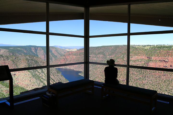 유타주 플레이밍고지(Flaming Gorge) 국립휴양지 레드캐년(Red Canyon)의 붉은 협곡과 녹색 강물