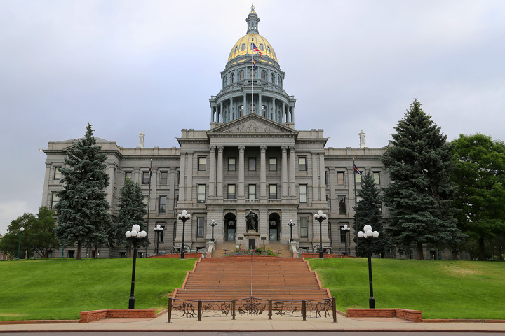 '마일하이시티' 덴버의 콜로라도 주청사(State Capitol)와 컨벤션센터의 커다란 블루베어(Blue Bear)