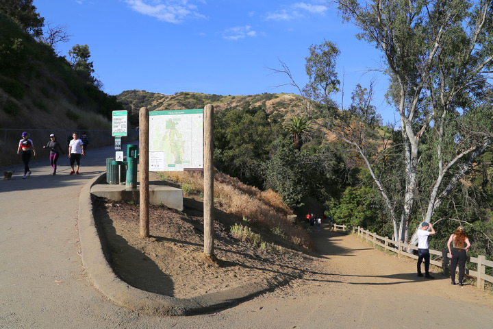 산타모니카산맥 국립휴양지의 동쪽 끝에 있는 헐리우드의 뒷산, 런연캐년 공원(Runyon Canyon Park)