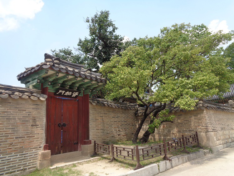  서울 창경궁의 온실과 매화나무