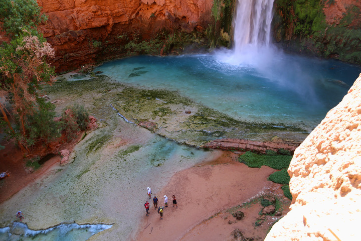 목숨을 걸고 위험한 절벽을 내려가면 나타나는 파라다이스, 하바수 계곡의 무니 폭포(Mooney Falls)