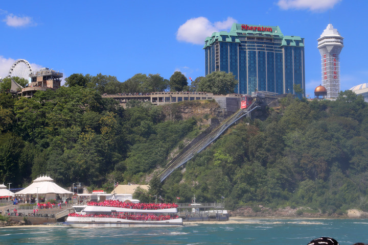 캐나다쪽 나이아가라 폭포 보트투어인 혼블로워 나이아가라 크루즈(Hornblower Niagara Cruises)