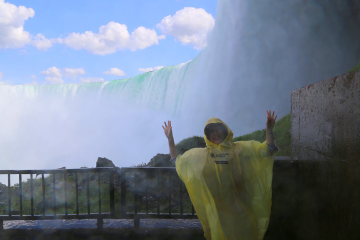 호스슈폴(Horseshoe Falls) 뒤를 볼 수 있는 캐나다 저니비하인드폴(Journey Behind the Falls) 투어