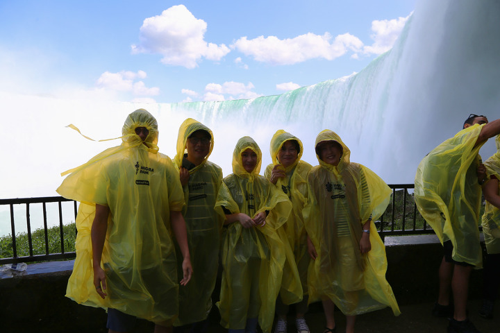 호스슈폴(Horseshoe Falls) 뒤를 볼 수 있는 캐나다 저니비하인드폴(Journey Behind the Falls) 투어