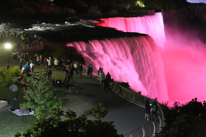 호스슈폴(Horseshoe Falls) 뒤를 볼 수 있는 캐나다 저니비하인드폴(Journey Behind the Falls) 투어