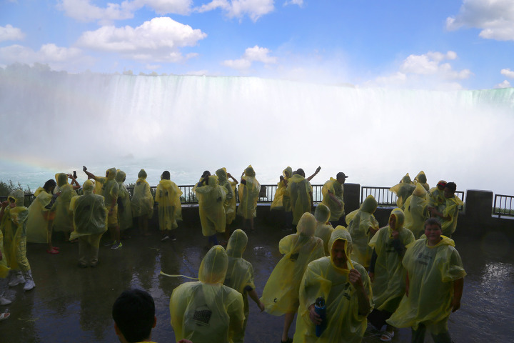 호스슈폴(Horseshoe Falls) 뒤를 볼 수 있는 캐나다 저니비하인드폴(Journey Behind the Falls) 투어