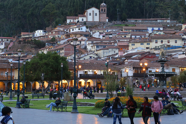 잉카제국의 수도였던 해발 3,400 미터에 위치한 관광도시 쿠스코(Cusco)의 중심인 아르마스 광장