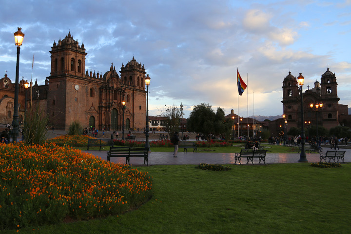 잉카제국의 수도였던 해발 3,400 미터에 위치한 관광도시 쿠스코(Cusco)의 중심인 아르마스 광장