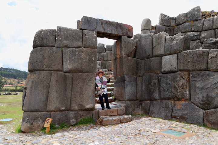 직소퍼즐처럼 쌓아올린 거대한 톱니모양 3층 석벽으로 유명한 잉카유적, 삭사이와만(Saqsaywaman)