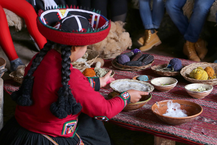 성계투어 1편: 친체로(Chinchero) 마을에서 전통염색과 시장구경, 잉카유적 위에 지어진 교회건물 등