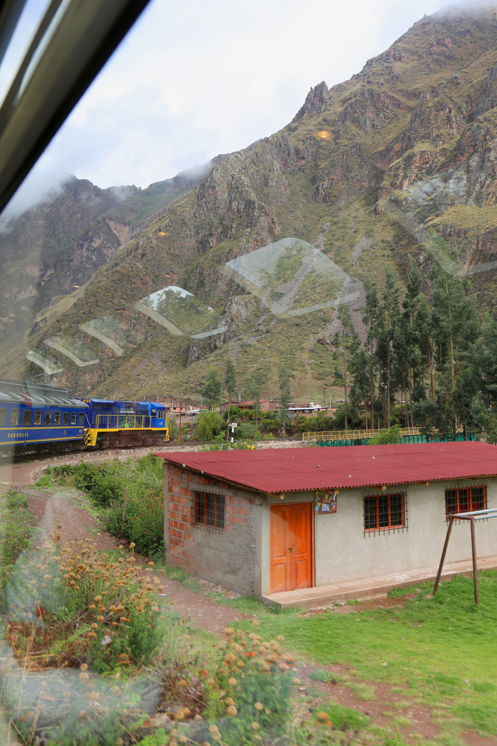 포로이(Poroy)에서 페루레일(PeruRail) 기차타고 '마추픽추 마을' 아구아칼리엔테(Aguas Calientes)