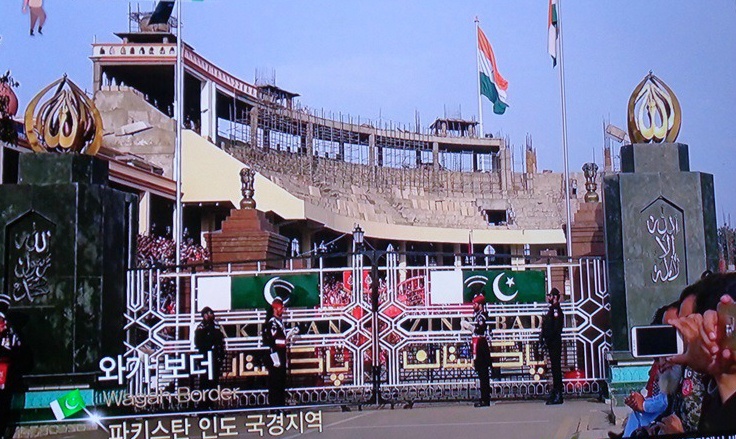  인도,파키스탄 국경에서 국기 하기식