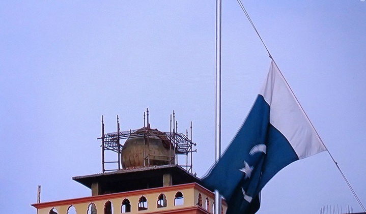  인도,파키스탄 국경에서 국기 하기식