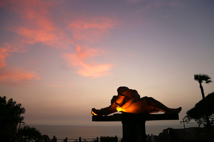 사랑의 공원(Parque del Amor) 키스동상이 유명한 리마 미라플로레스(Miraflores) 바닷가 여름밤