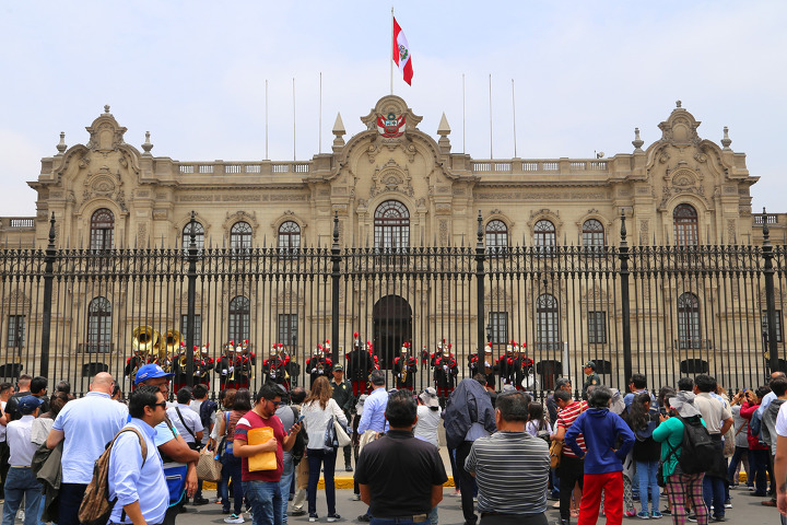 시내버스를 타고 리마(Lima) 구시가지 아르마스 광장(Plaza de Armas) 대통령궁 근위병 교대식 구경