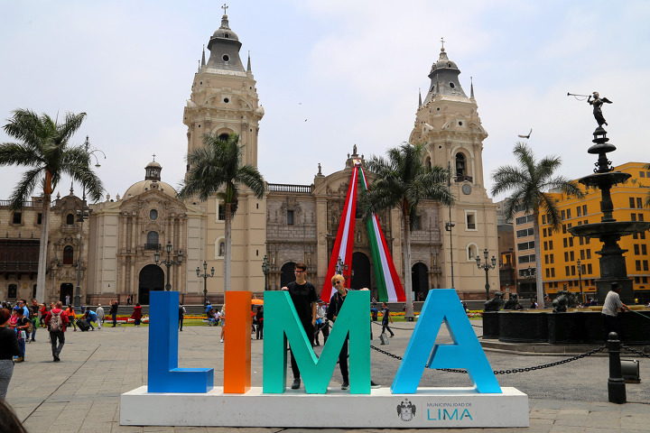 시내버스를 타고 리마(Lima) 구시가지 아르마스 광장(Plaza de Armas) 대통령궁 근위병 교대식 구경